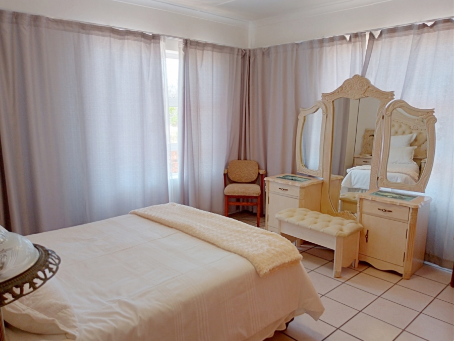 4 Bedroom Property for Sale in Struisbaai Western Cape